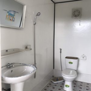 bên trong container 10 feet nhà vệ sinh