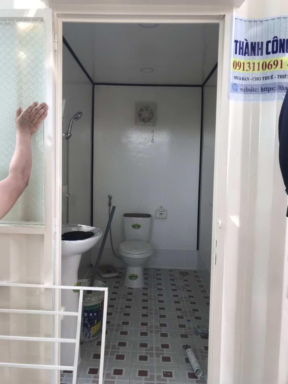 Bên trong nhà vệ sinh di động