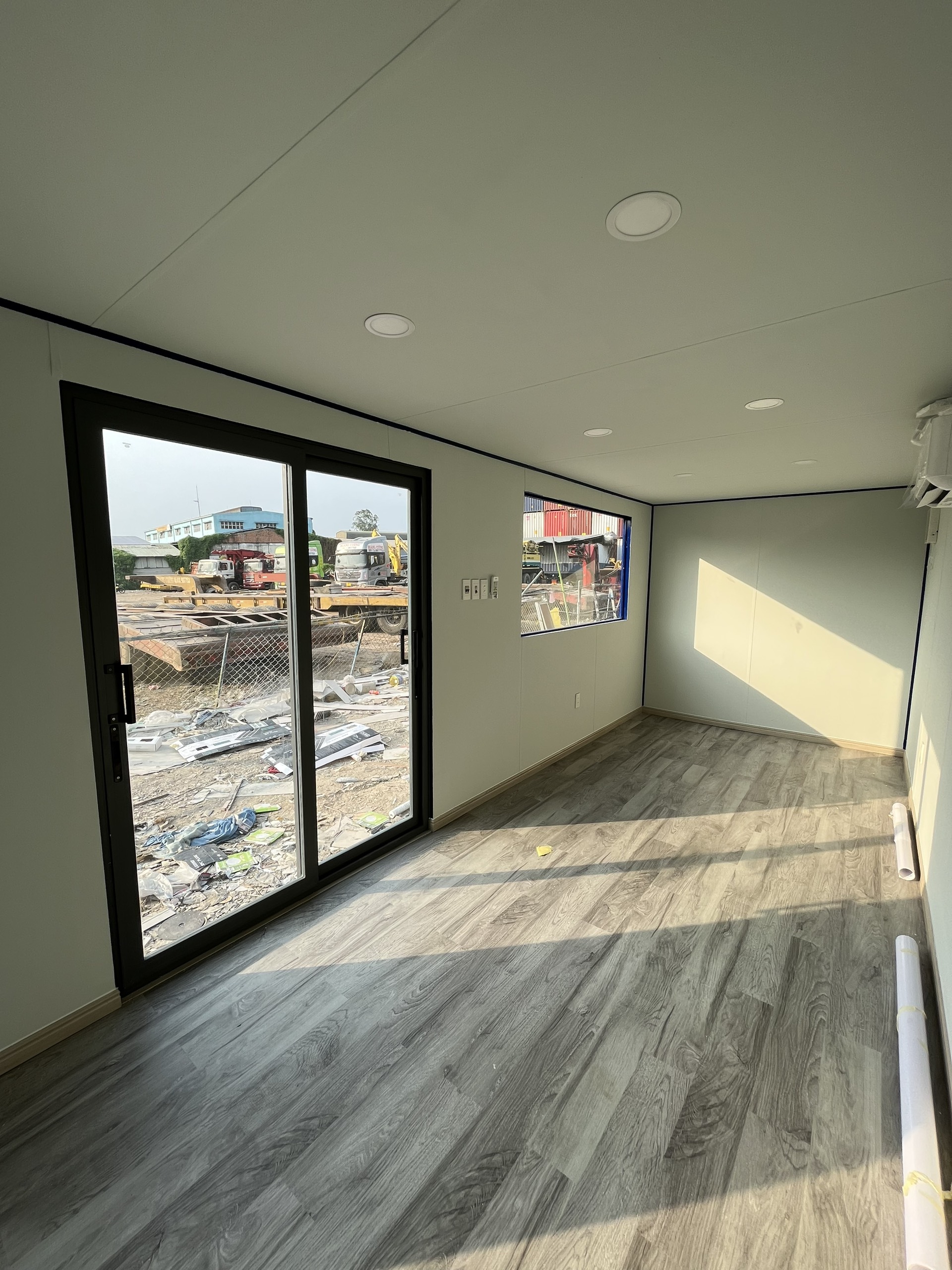 Container văn phòng được làm cửa kính và sàn hèm nhựa
