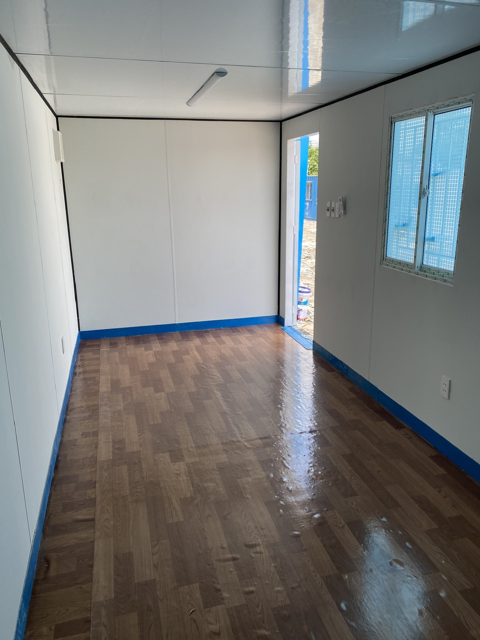 ben-trong-container-van-phong-20-feet