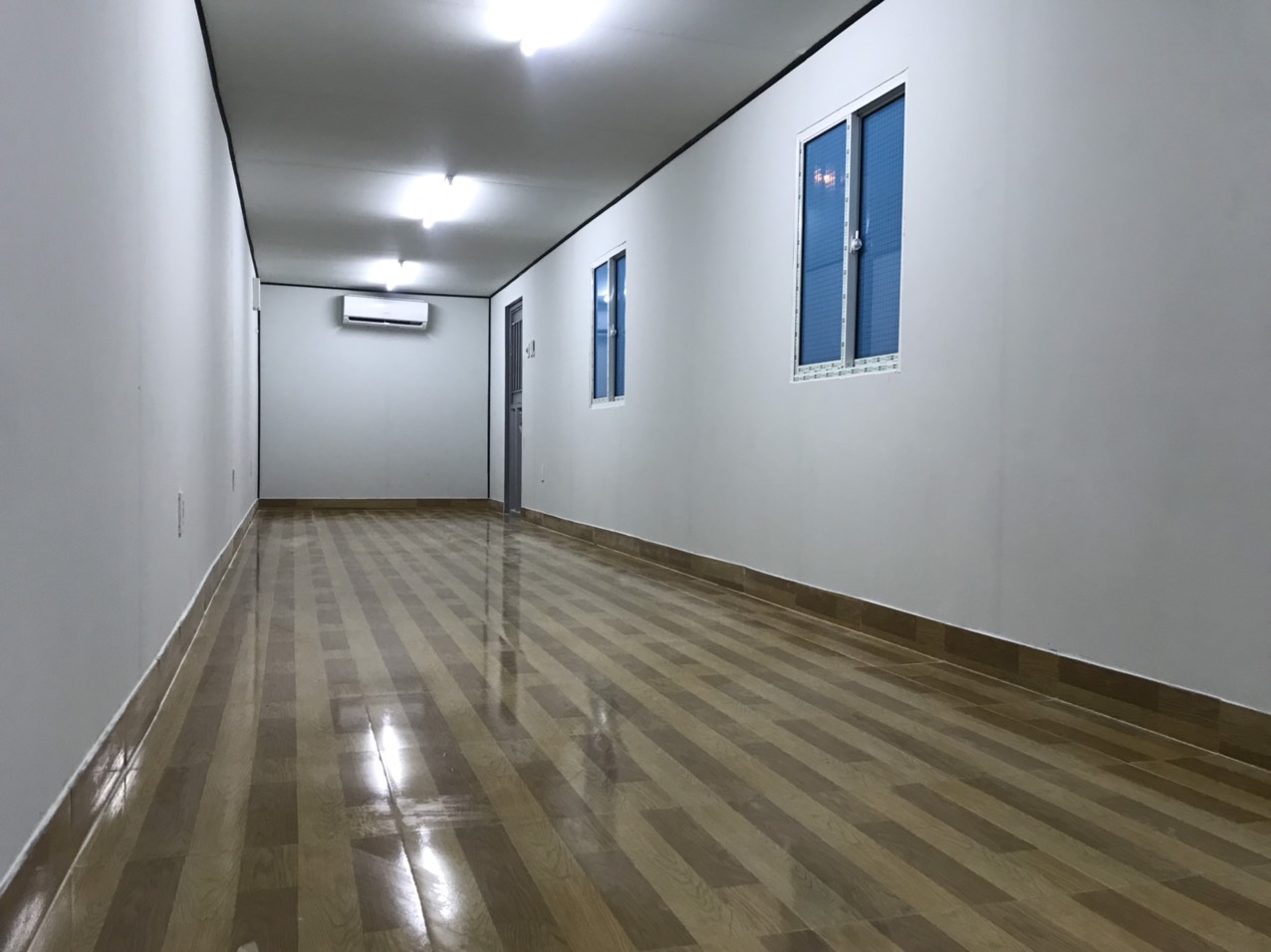 Sàn container được lot gạch