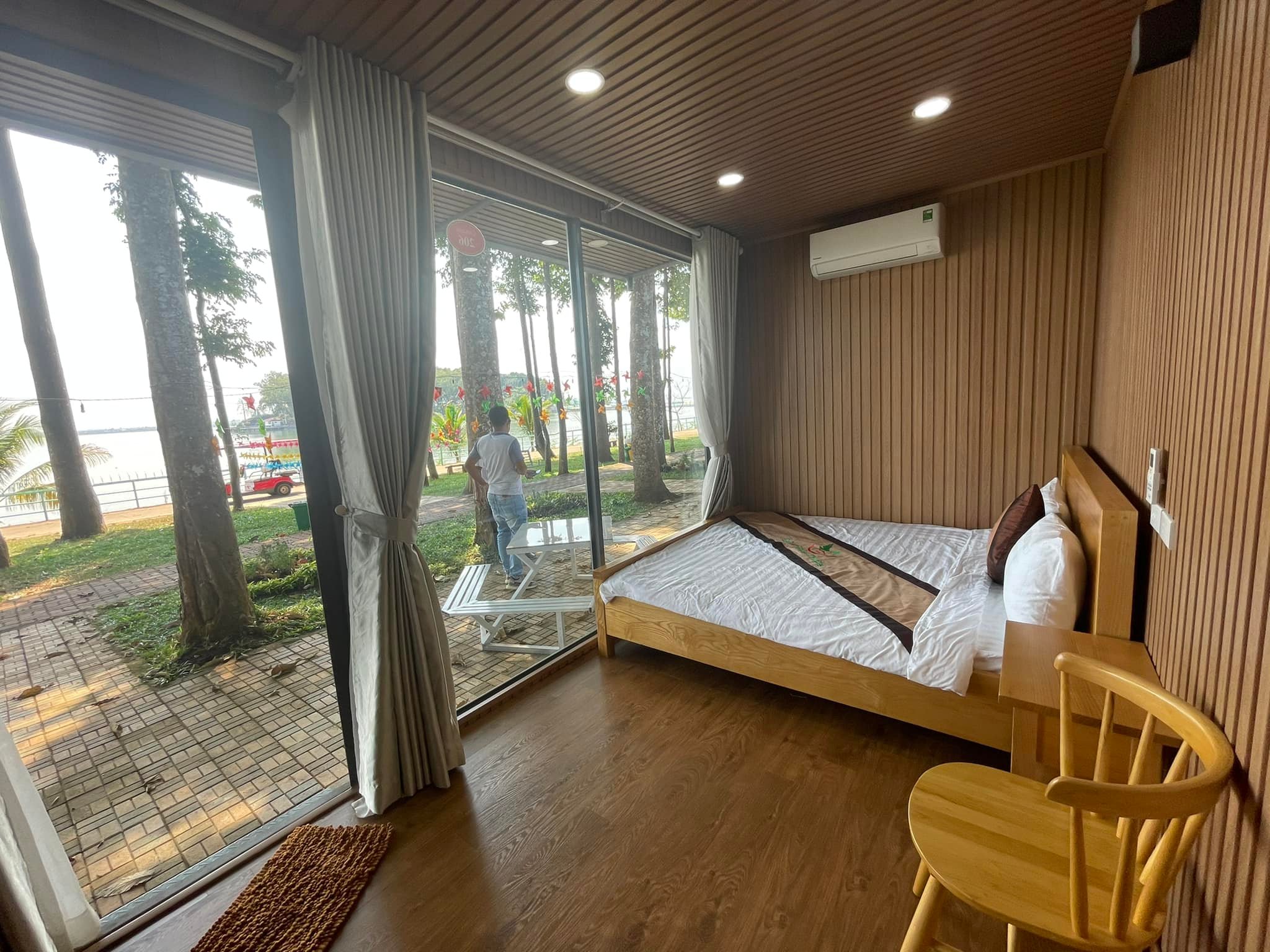 Vách và nóc được ốp tấm nhựa sóng